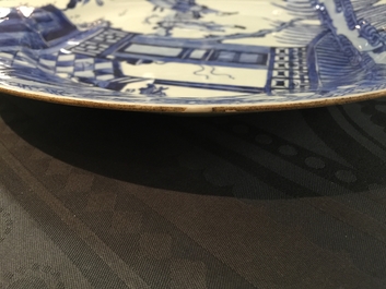 Een paar Chinese blauw-witte schotels met sc&egrave;ne uit "De Romance van de Westelijke Kamer", Yongzheng